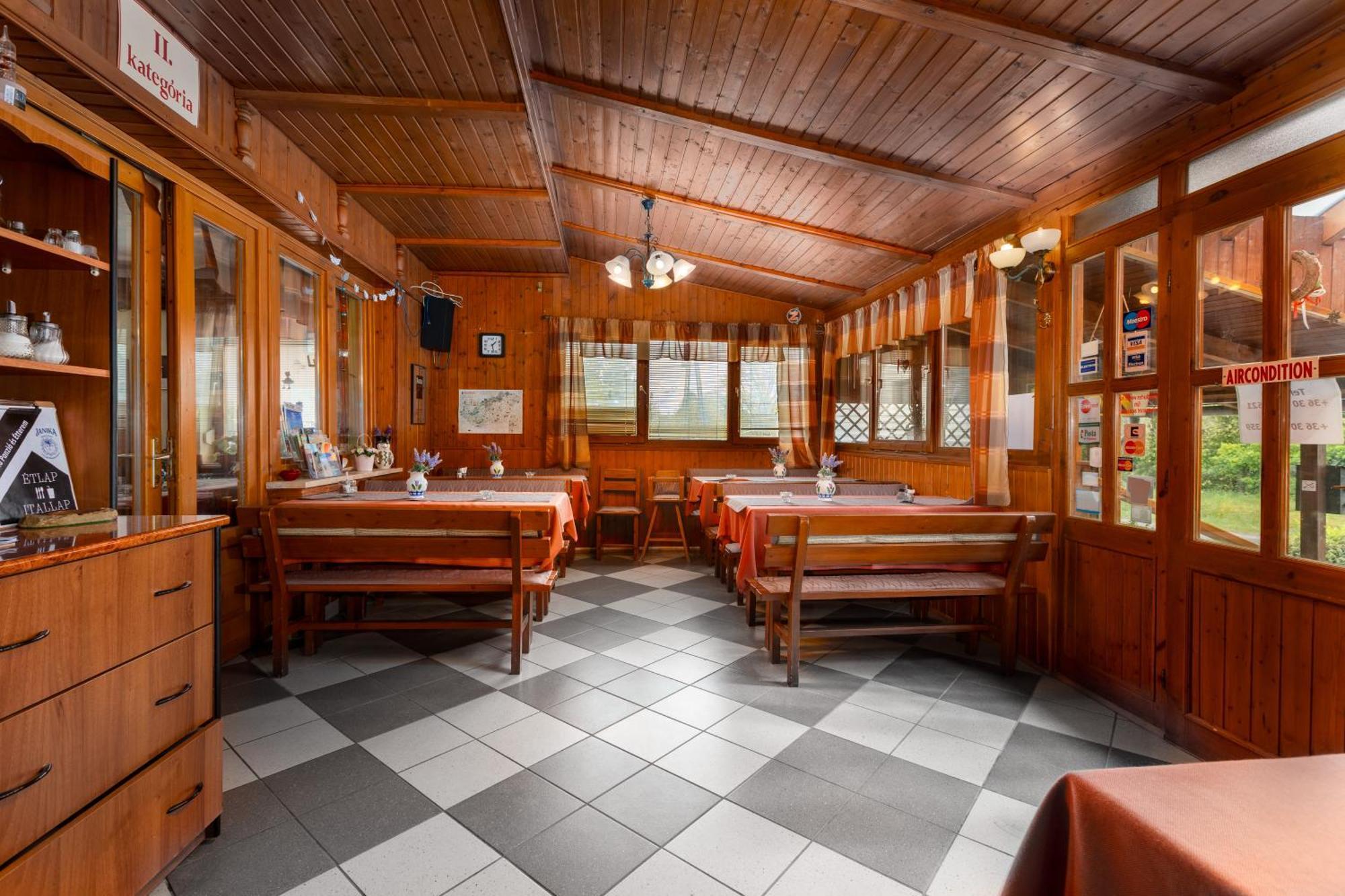 Janika Pension Vonyarcvashegy Exteriér fotografie